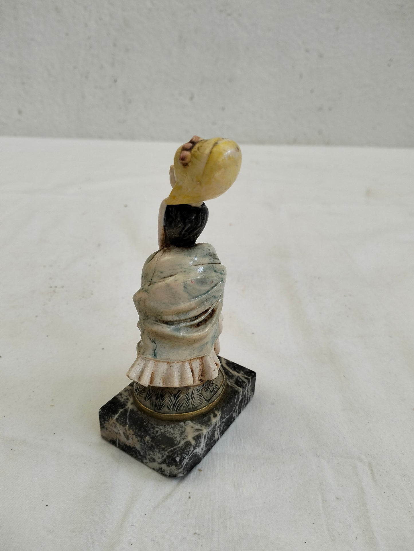 statua vintage di una ragazza con base in marmo di carrara nero realizzate in resina