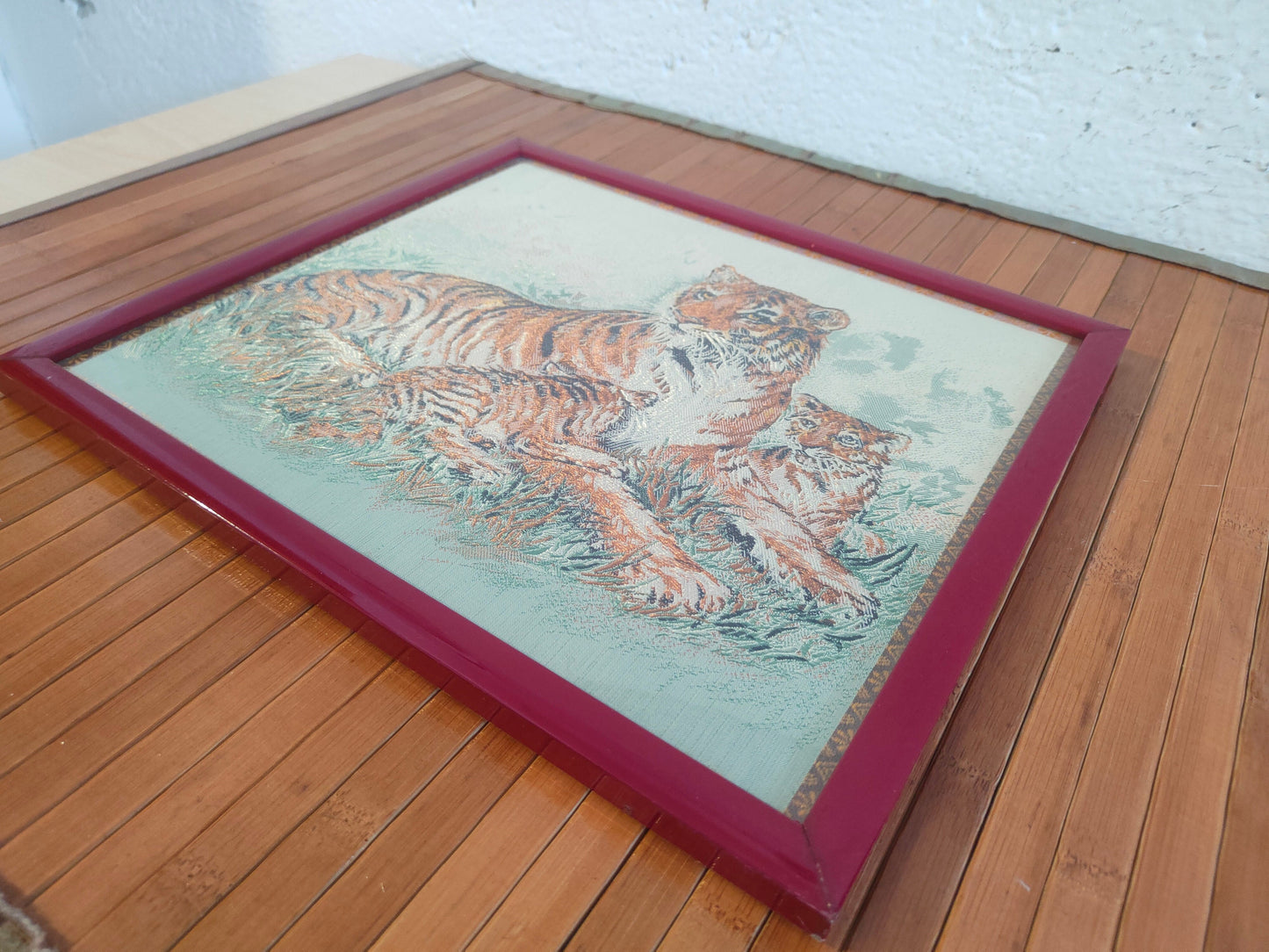 quadro cinese realizzato a uncinetto raffigurante due tigri cornice rossa