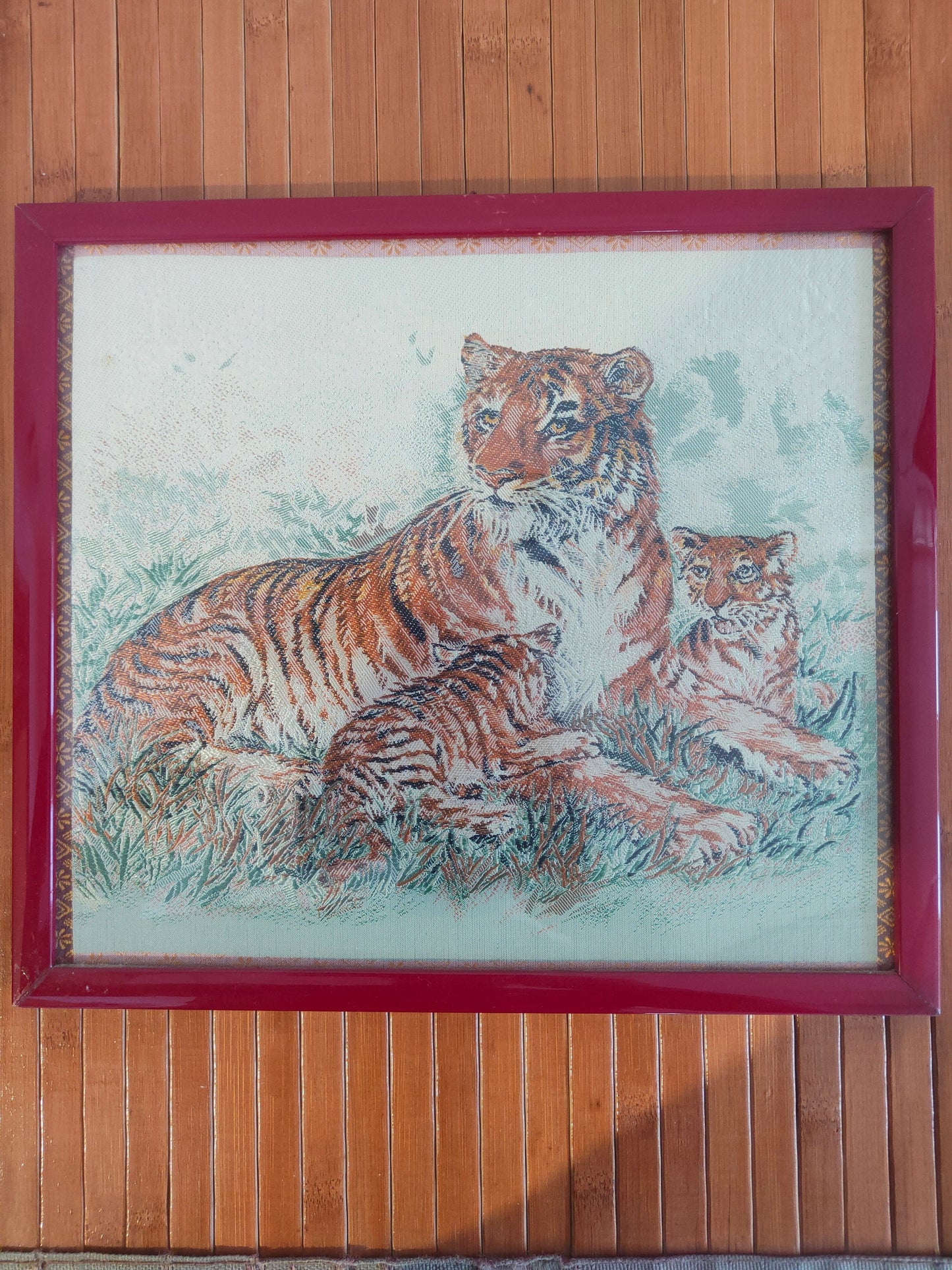 quadro cinese realizzato a uncinetto raffigurante due tigri cornice rossa