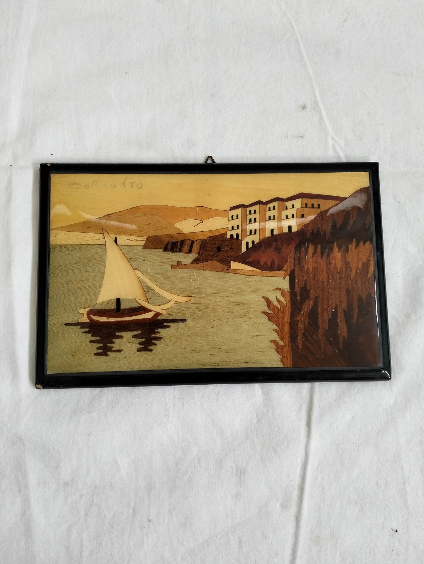 Quadro su legno intarsiato Vista Sorrento con mare e scogli | Decorazione artigianale italiana,regalo made in Italy , arte costiera italiana