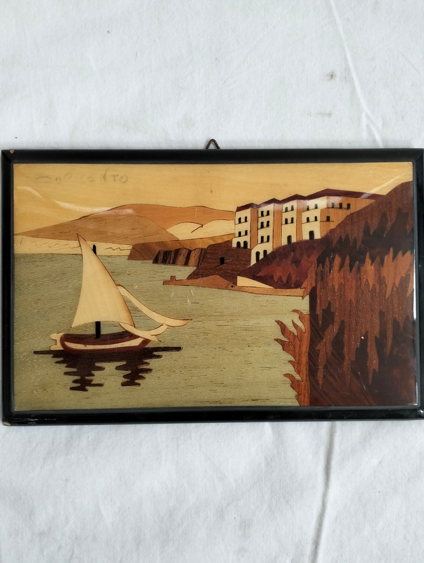 Quadro su legno intarsiato Vista Sorrento con mare e scogli | Decorazione artigianale italiana,regalo made in Italy , arte costiera italiana