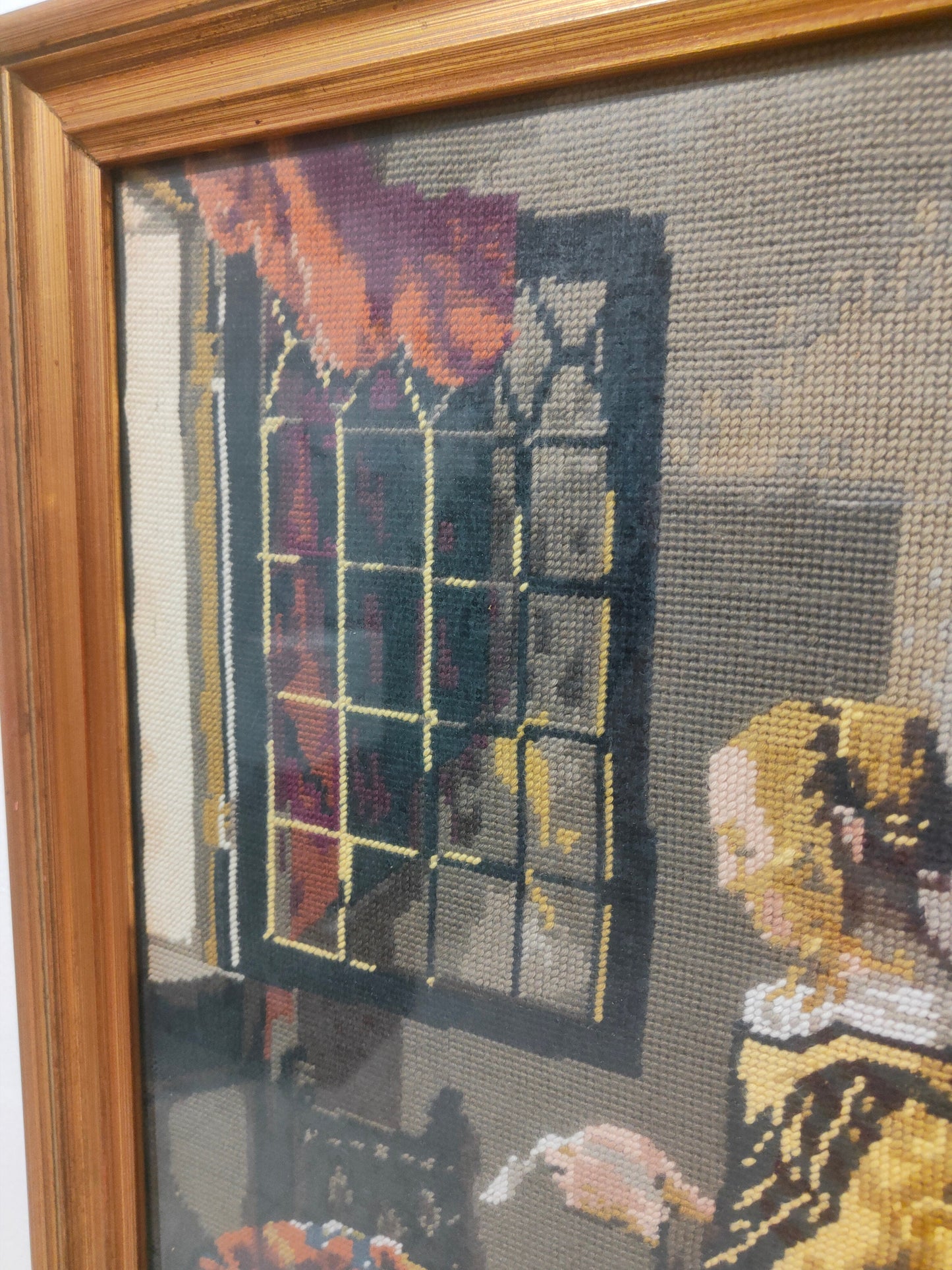 Quadro Ricamato Raffigurante una Donna - Arte e Eleganza