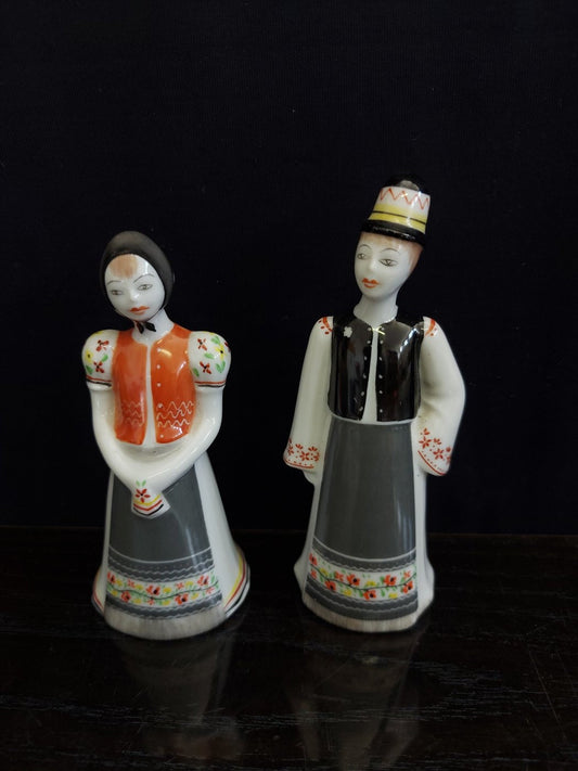 Coppia di Statuine in Porcellana Dipinte a Mano - Costumi Tradizionali Ungheresi - Hollohaza Ungheria 1831