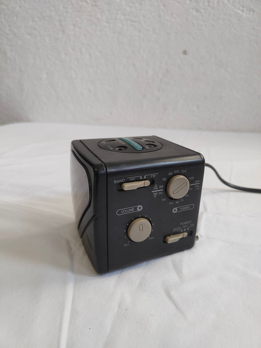 3B Cube Radio RC 848: Sveglia Radiofonica Elettronica con Stile Unico