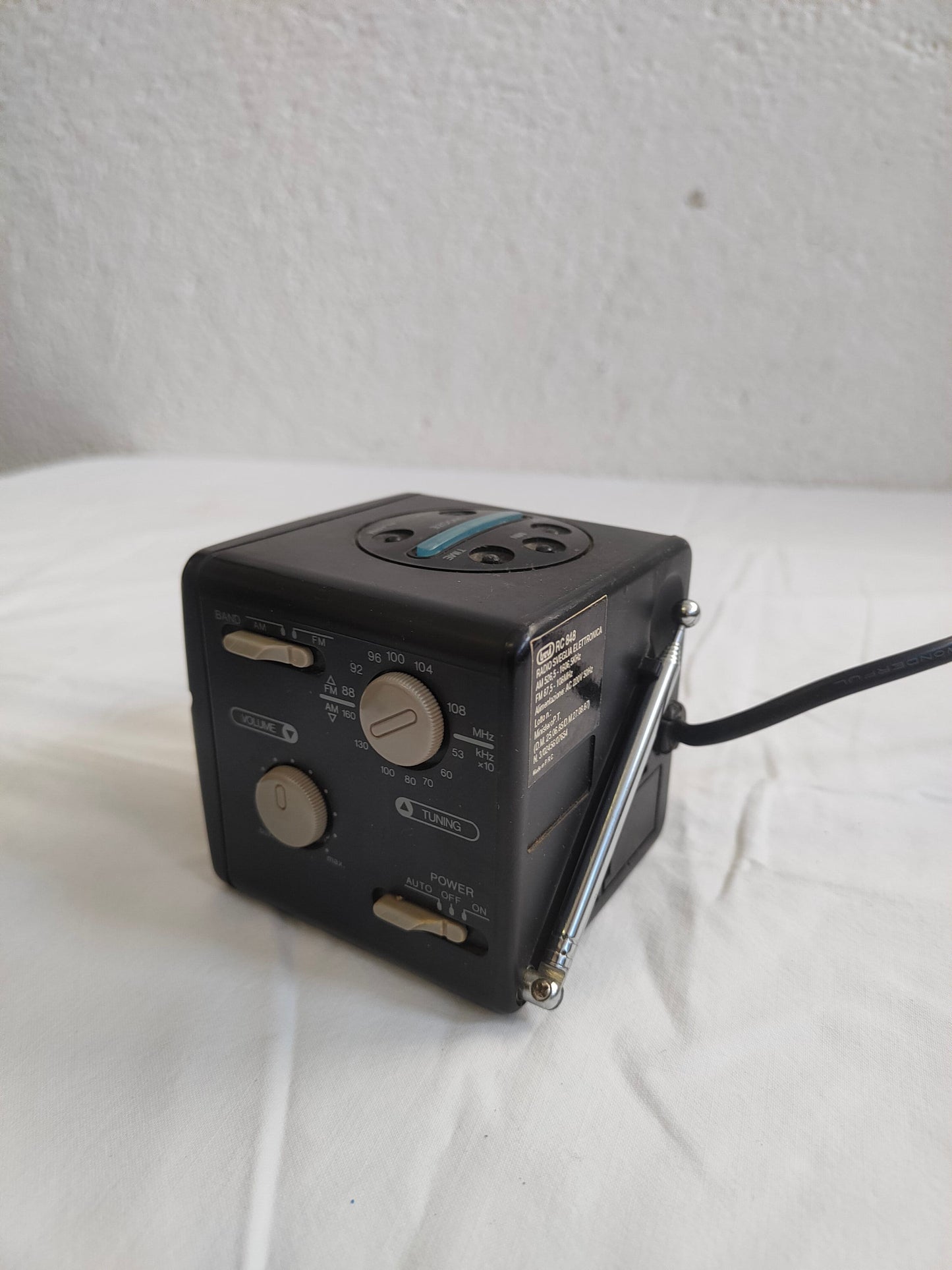 3B Cube Radio RC 848: Sveglia Radiofonica Elettronica con Stile Unico