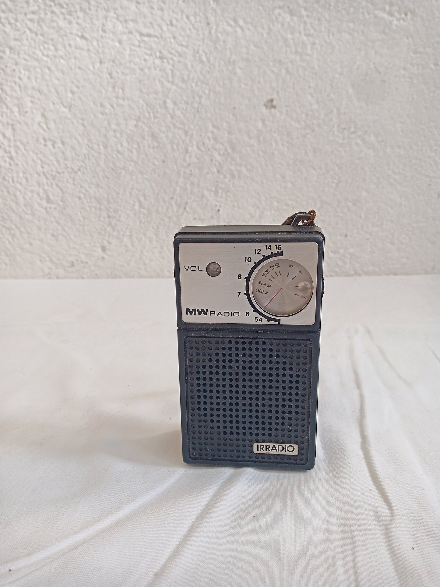 Radio Vintage Irradio Portatile: Tesoro Collezionistico in Miniatura