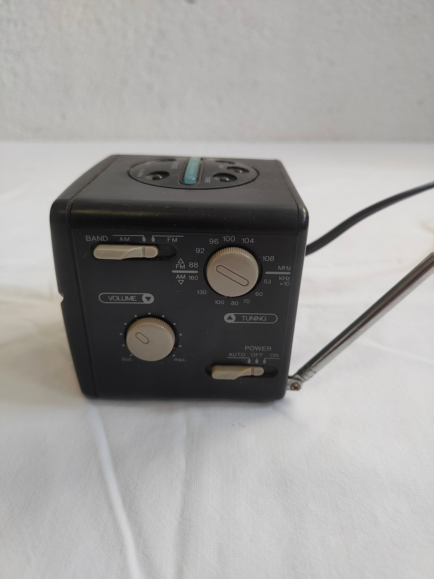 3B Cube Radio RC 848: Sveglia Radiofonica Elettronica con Stile Unico
