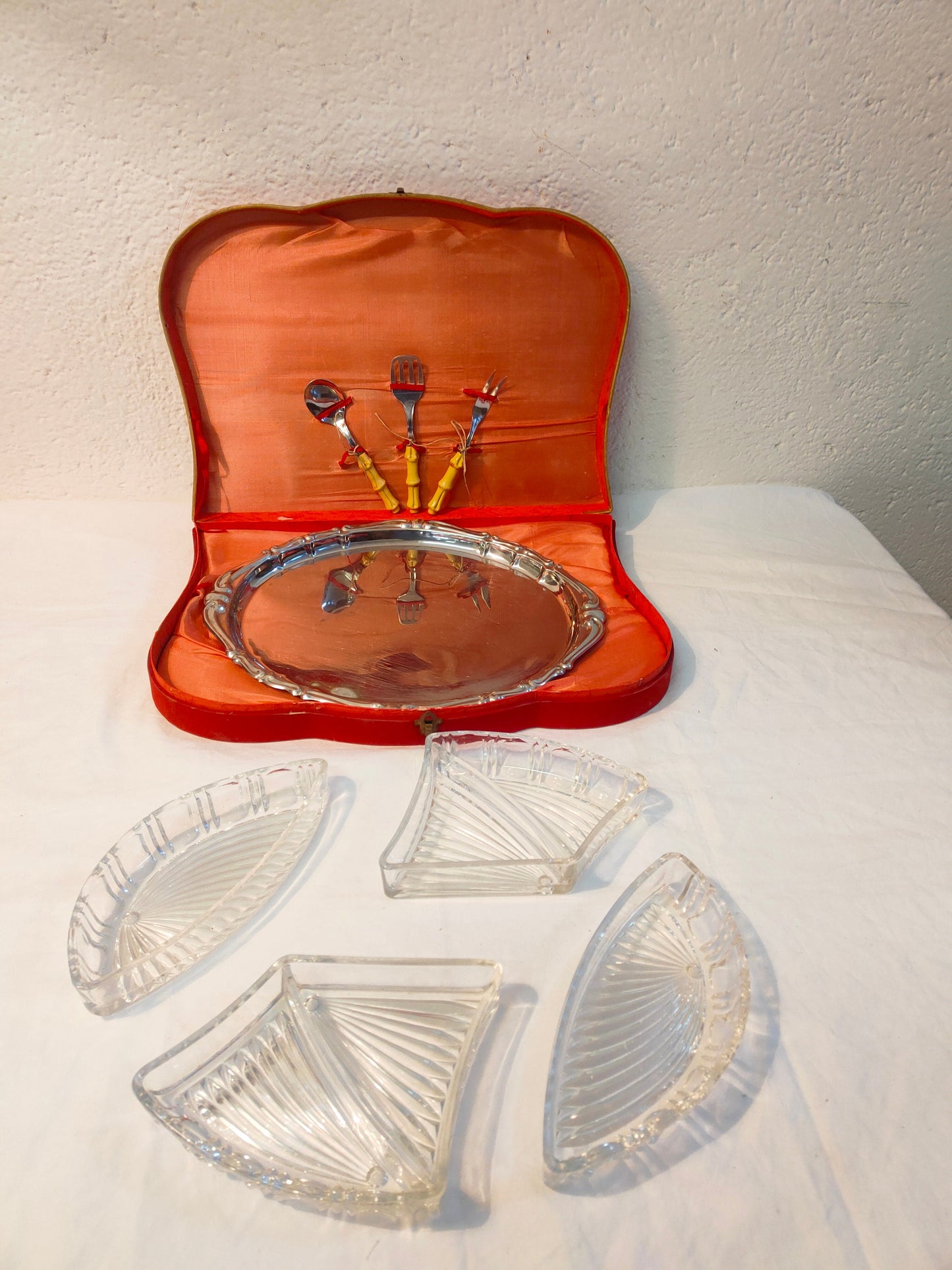 Scatola Vintage Elegante con Posate e Vassoio da Portata: Un Tocco di Classe per la Tua Tavola