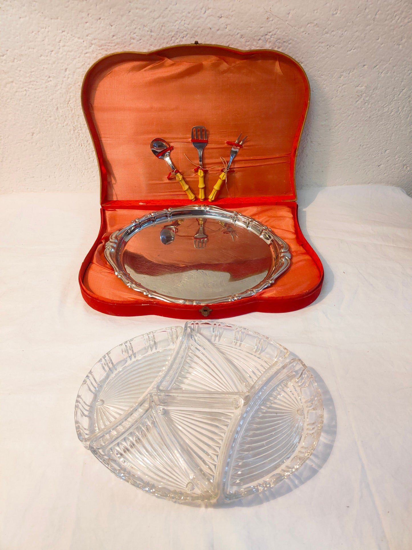 Scatola Vintage Elegante con Posate e Vassoio da Portata: Un Tocco di Classe per la Tua Tavola