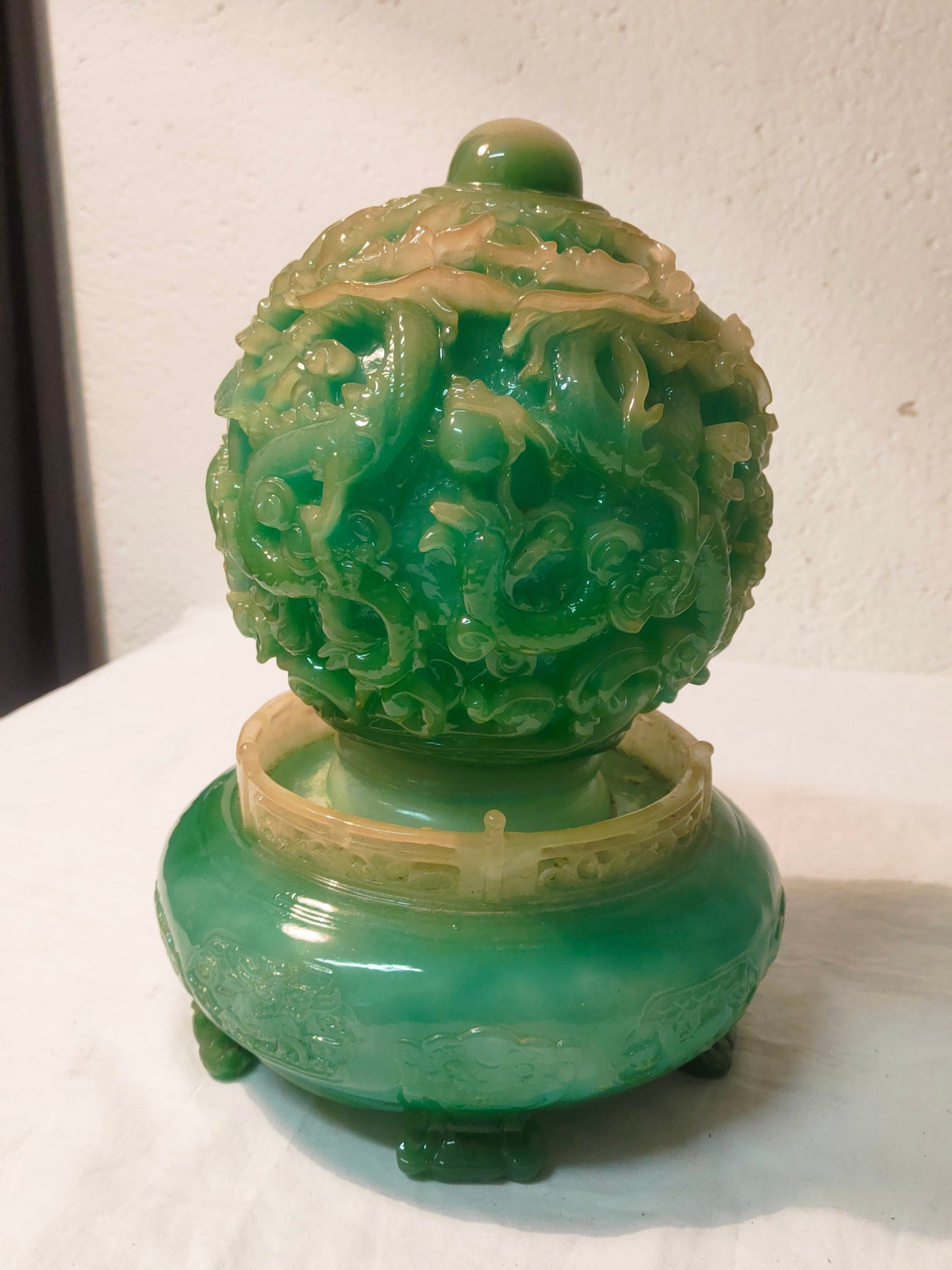 Statua Feng Shui Vintage Verde con Draghi: Arte in Resina per Arredamento e Regali d'Affari