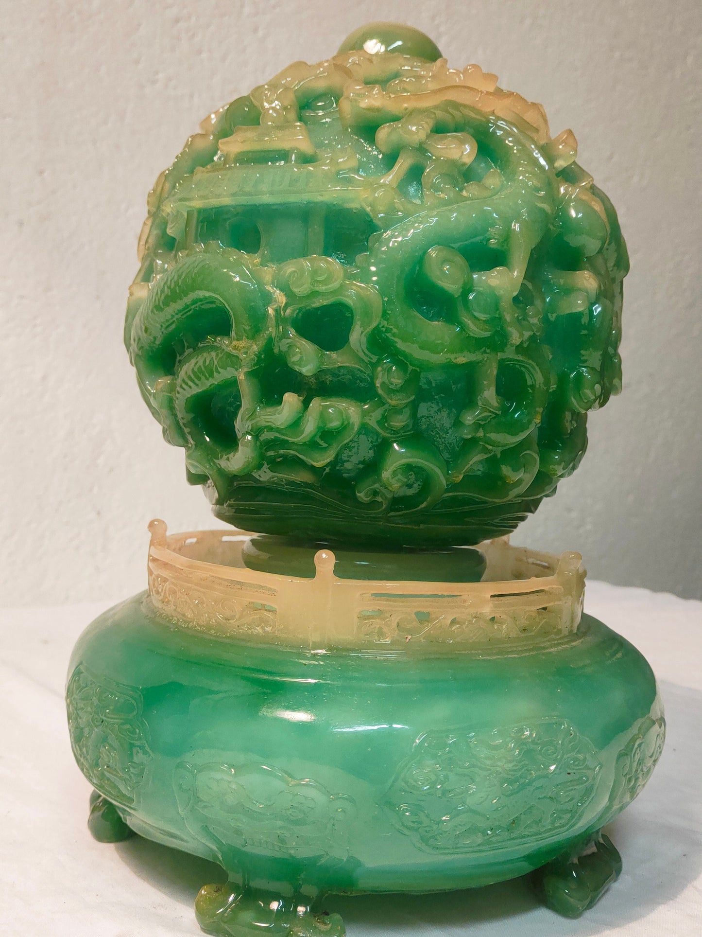 Statua Feng Shui Vintage Verde con Draghi: Arte in Resina per Arredamento e Regali d'Affari