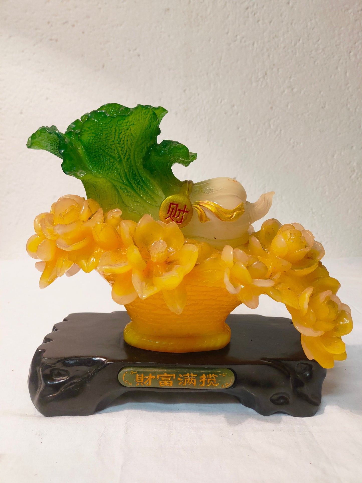 Statua Feng Shui Vintage di Cavolo in Resina: Simbolo di Ricchezza e Prosperità