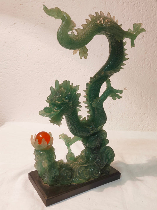 Statua Feng Shui del Drago Verde Vintage: Maestosità e Protezione in Ogni Spazio
