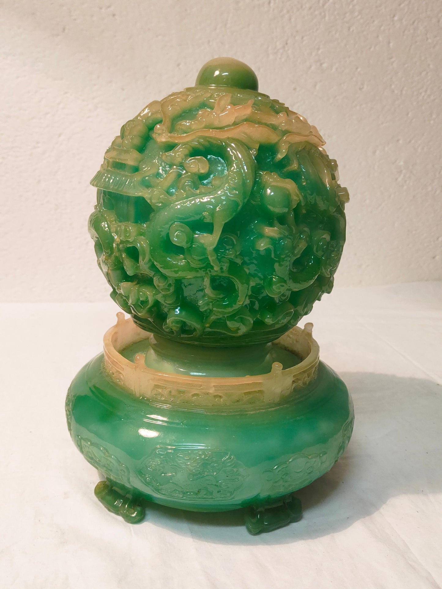 Statua Feng Shui Vintage Verde con Draghi: Arte in Resina per Arredamento e Regali d'Affari