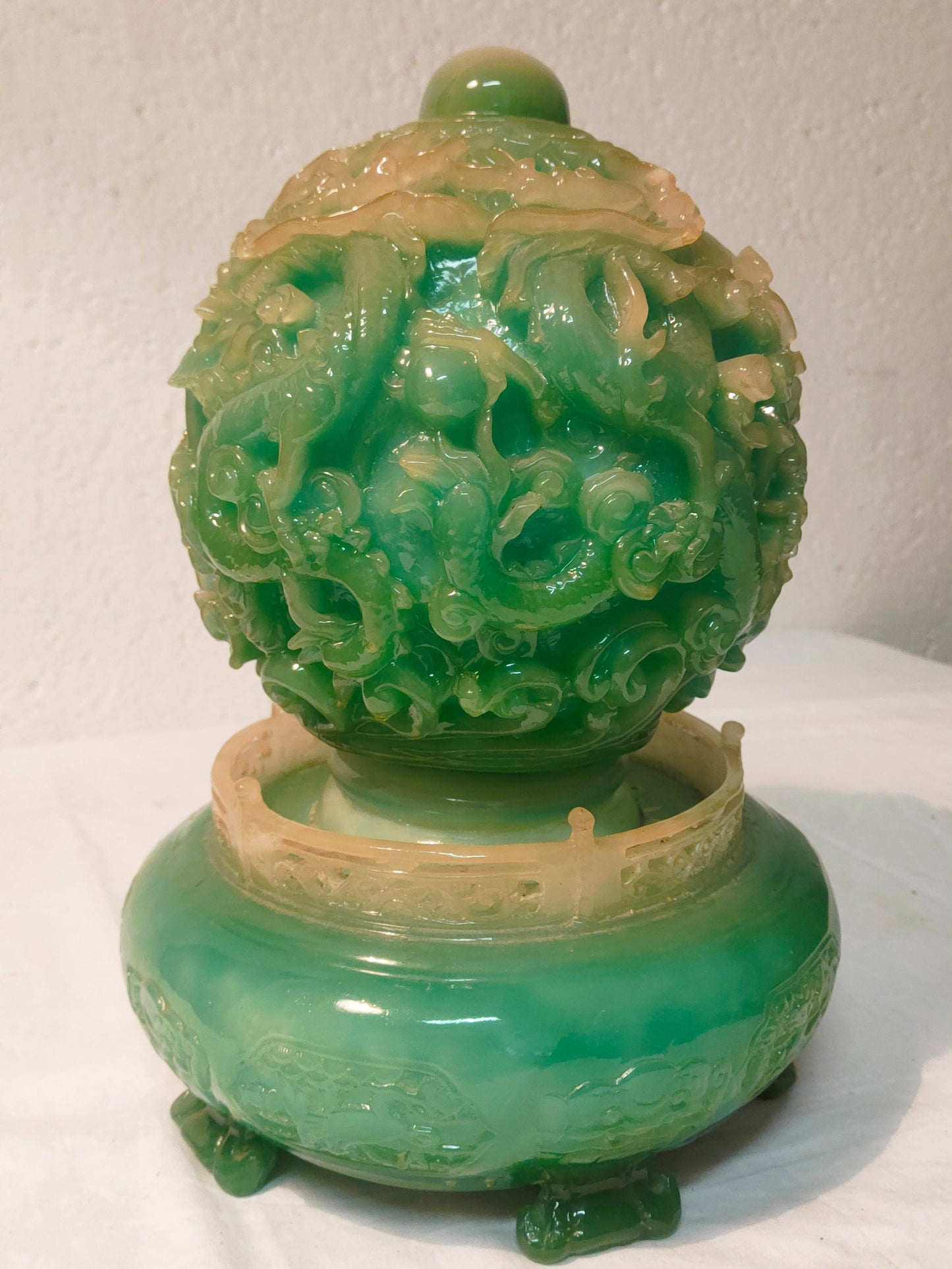 Statua Feng Shui Vintage Verde con Draghi: Arte in Resina per Arredamento e Regali d'Affari