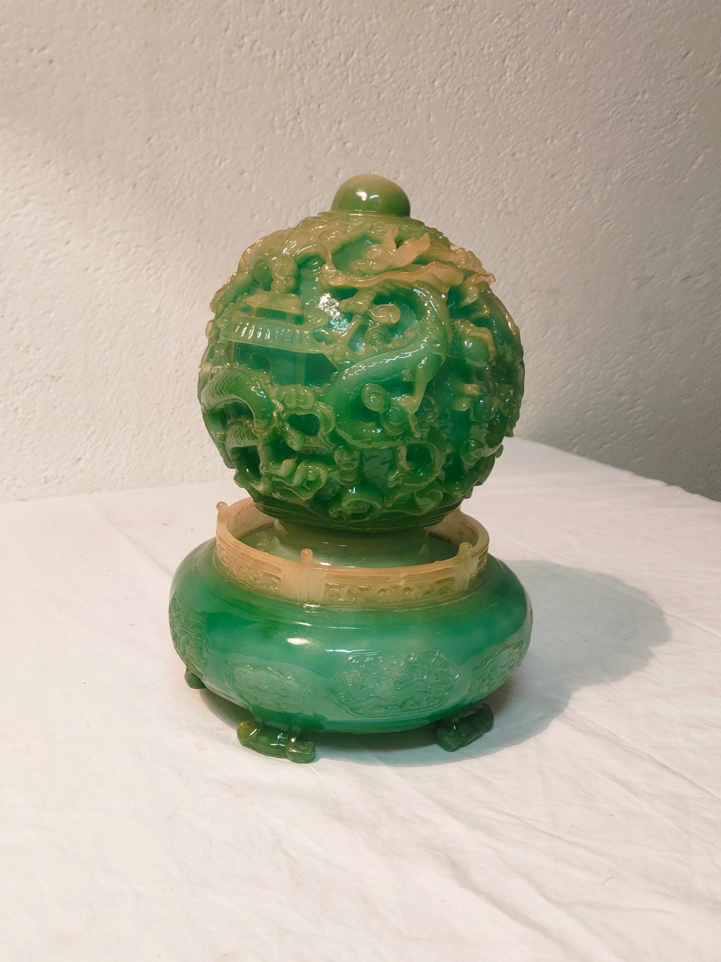 Statua Feng Shui Vintage Verde con Draghi: Arte in Resina per Arredamento e Regali d'Affari