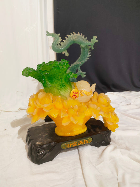 Statua Feng Shui Vintage di Cavolo in Resina: Simbolo di Ricchezza e Prosperità