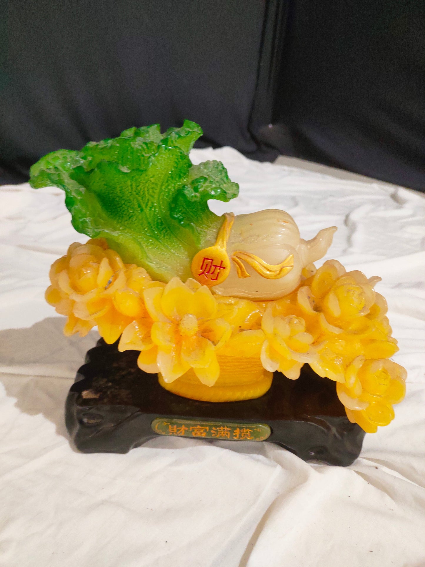 Statua Feng Shui Vintage di Cavolo in Resina: Simbolo di Ricchezza e Prosperità