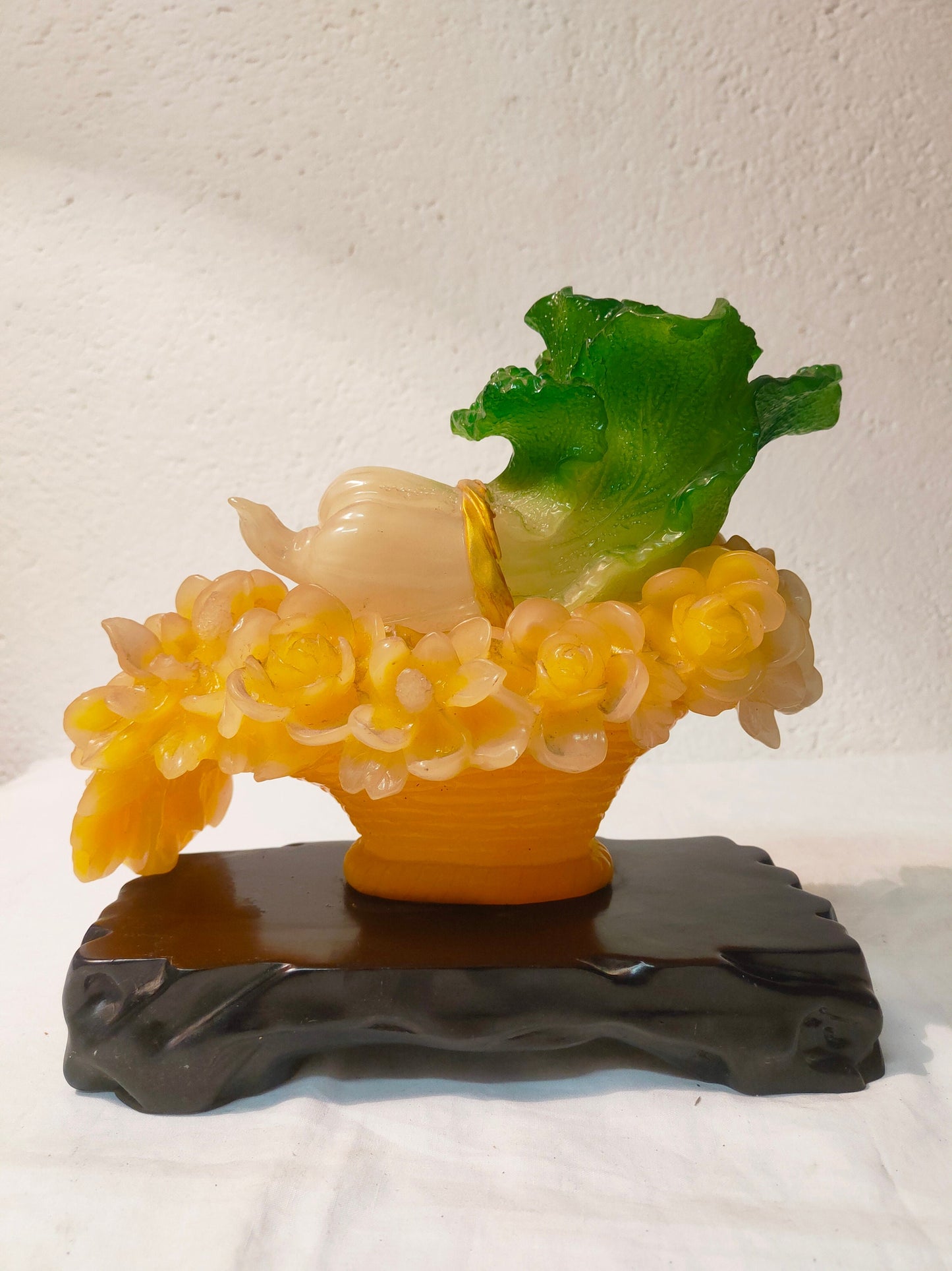 Statua Feng Shui Vintage di Cavolo in Resina: Simbolo di Ricchezza e Prosperità