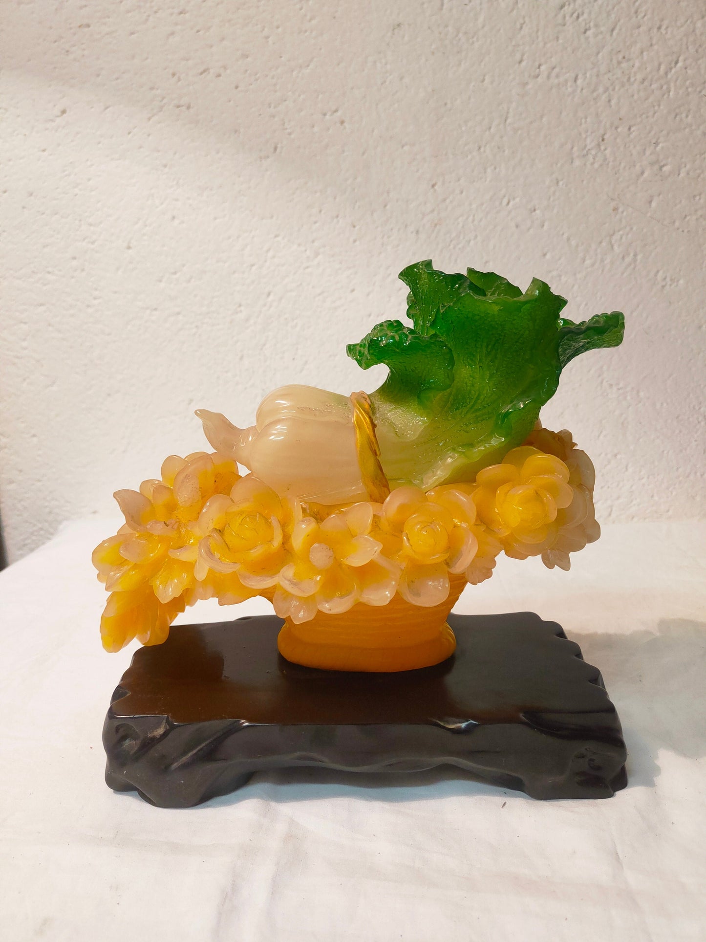 Statua Feng Shui Vintage di Cavolo in Resina: Simbolo di Ricchezza e Prosperità