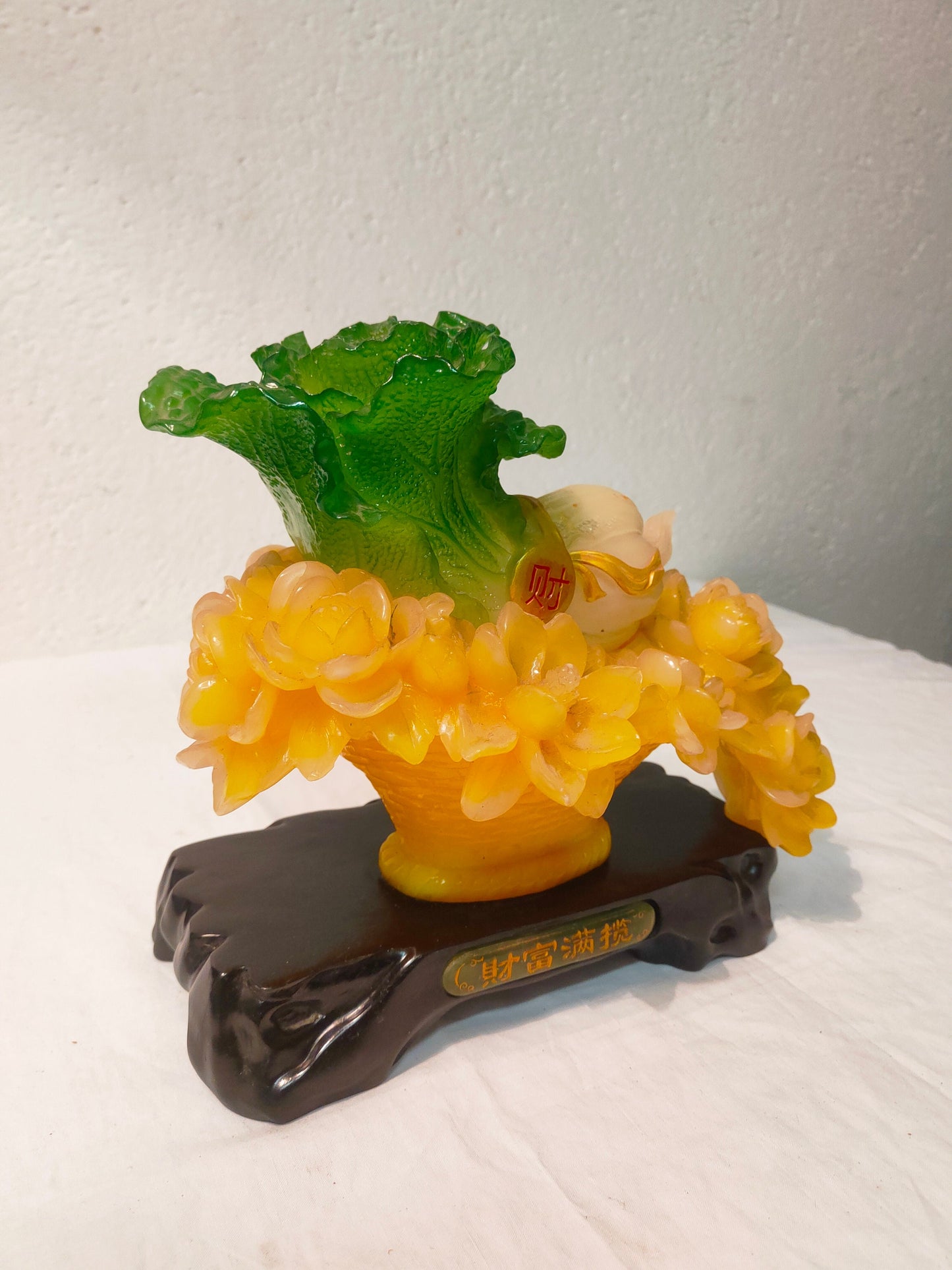Statua Feng Shui Vintage di Cavolo in Resina: Simbolo di Ricchezza e Prosperità