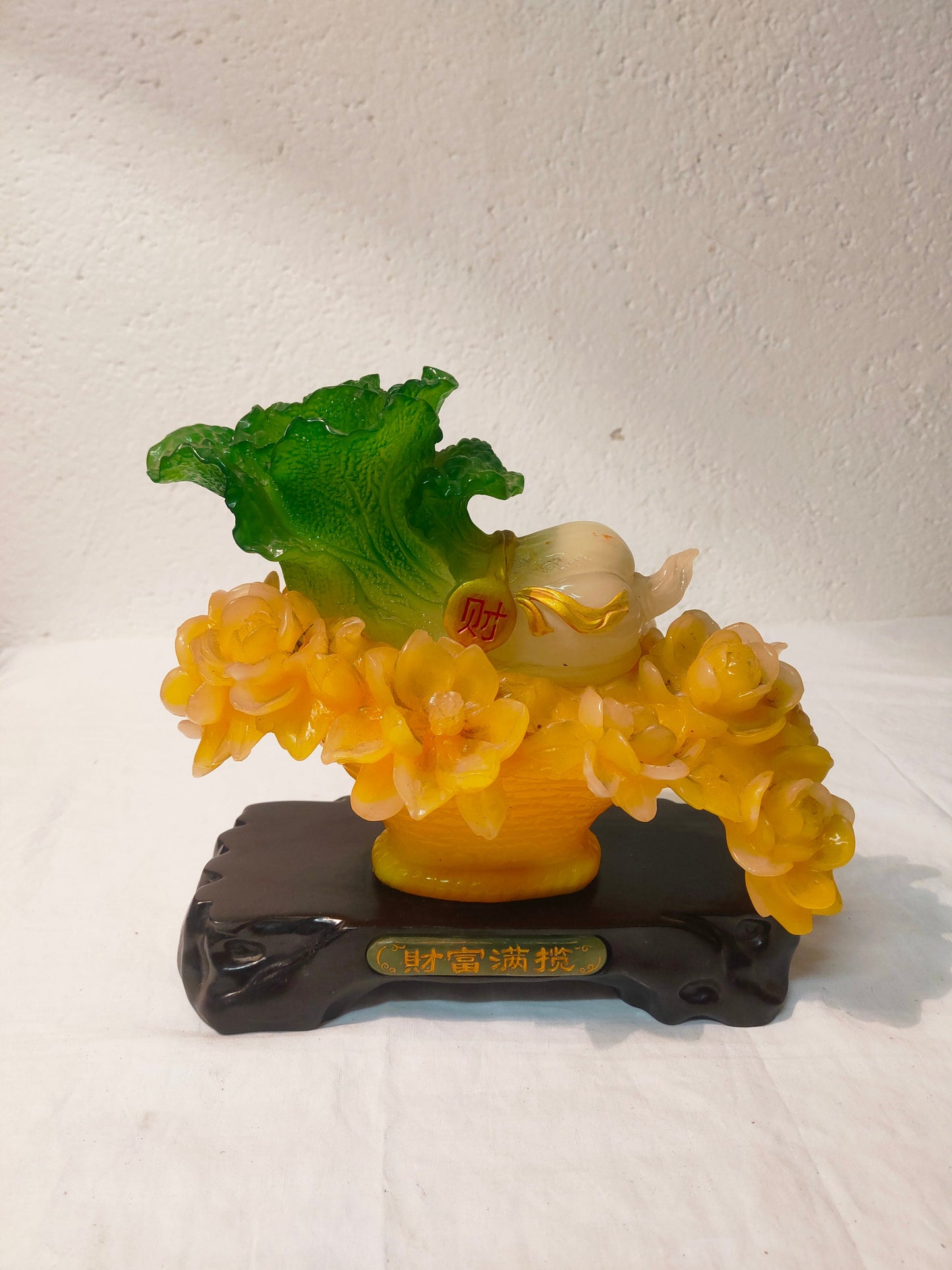 Statua Feng Shui Vintage di Cavolo in Resina: Simbolo di Ricchezza e Prosperità