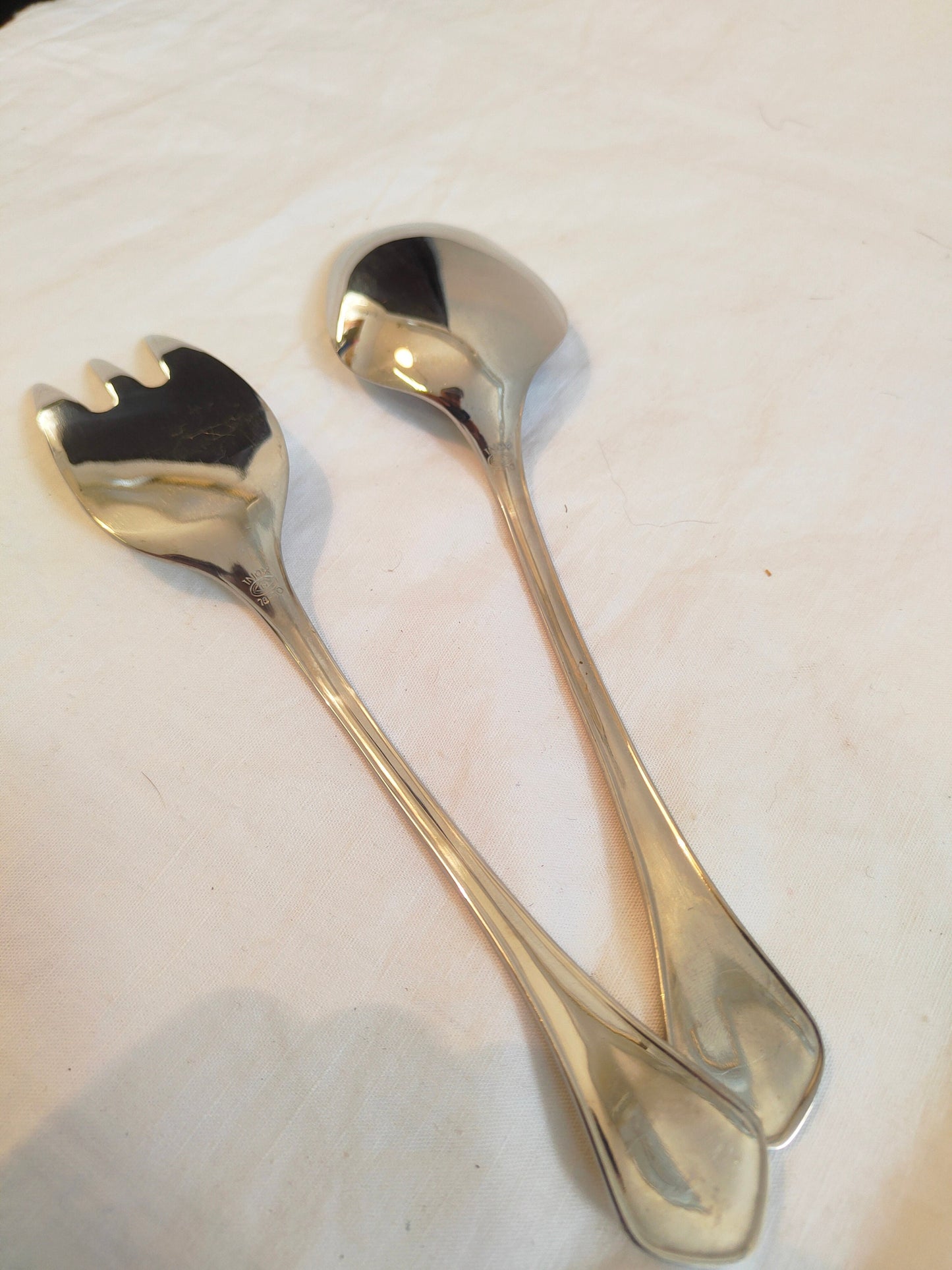 Zuppiera Rotonda in Acciaio Inox con Manici Dorati e Posate Coordinate