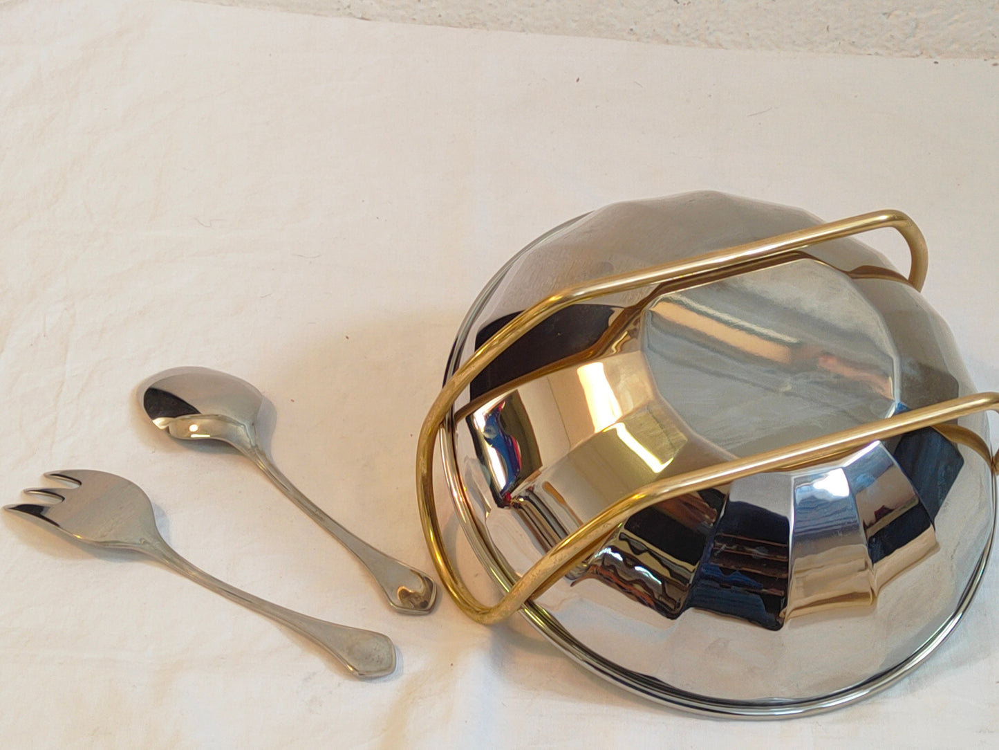 Zuppiera Rotonda in Acciaio Inox con Manici Dorati e Posate Coordinate