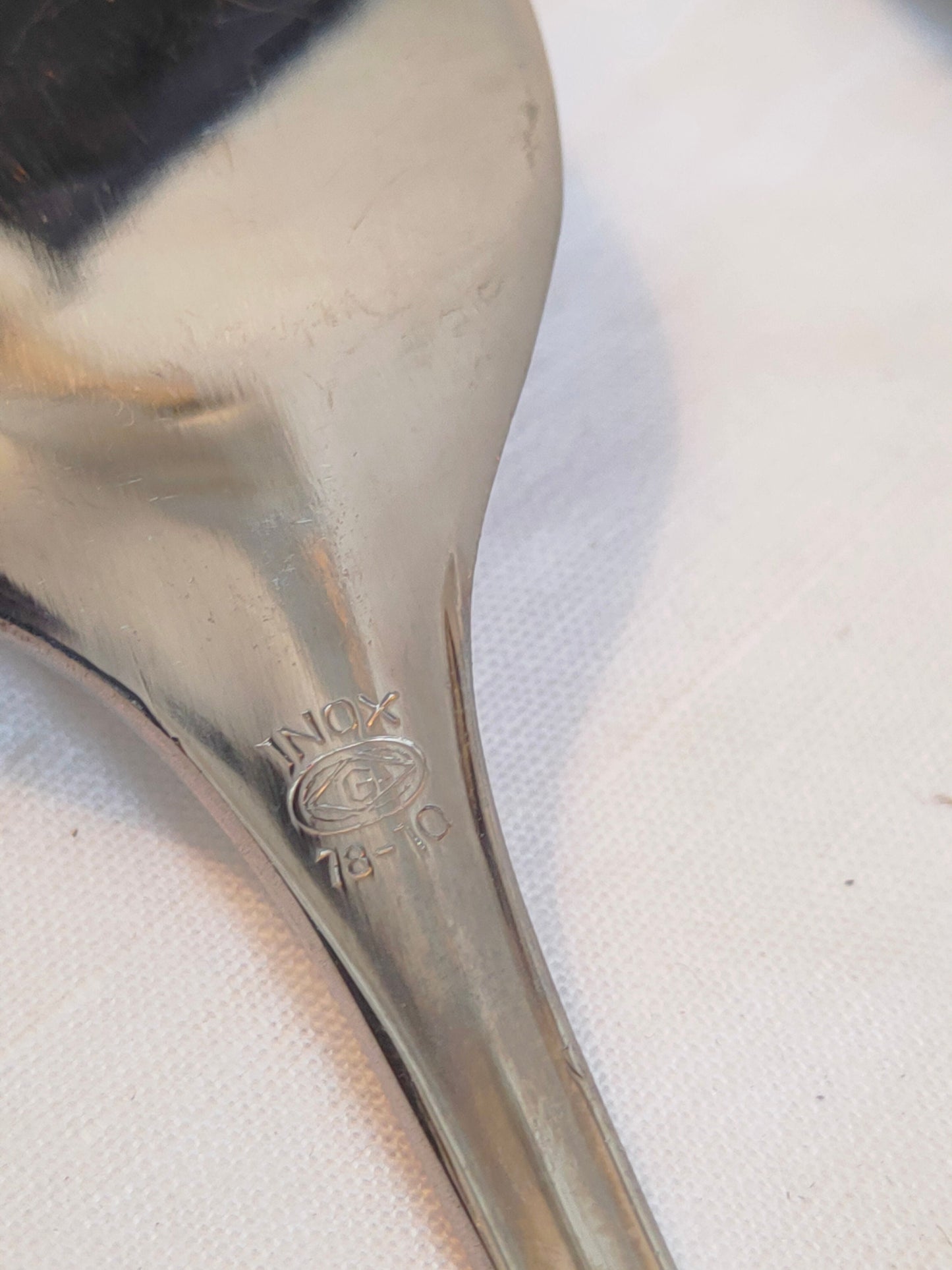 Zuppiera Rotonda in Acciaio Inox con Manici Dorati e Posate Coordinate