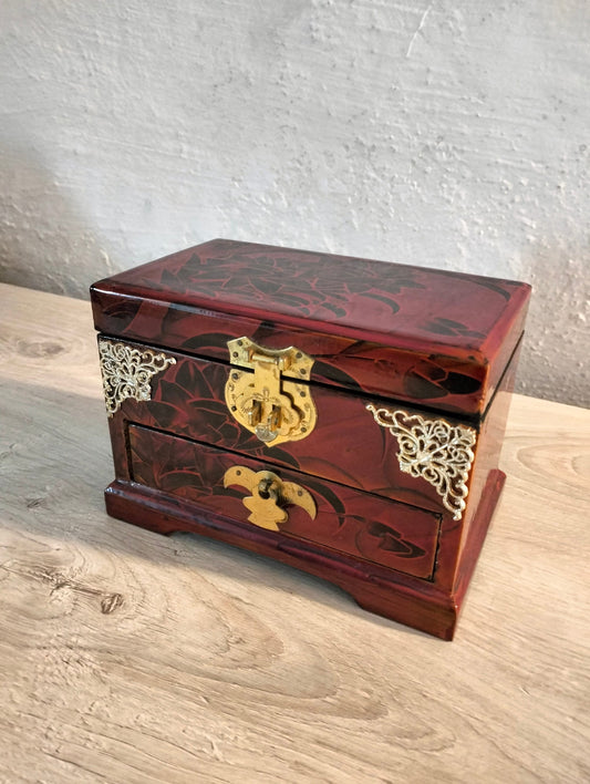 portagioie cinesi realizzati in legno con rifiniture in ottone