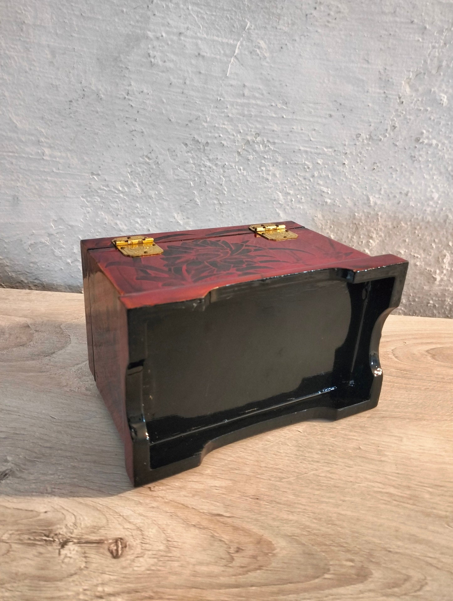 portagioie cinesi realizzati in legno con rifiniture in ottone