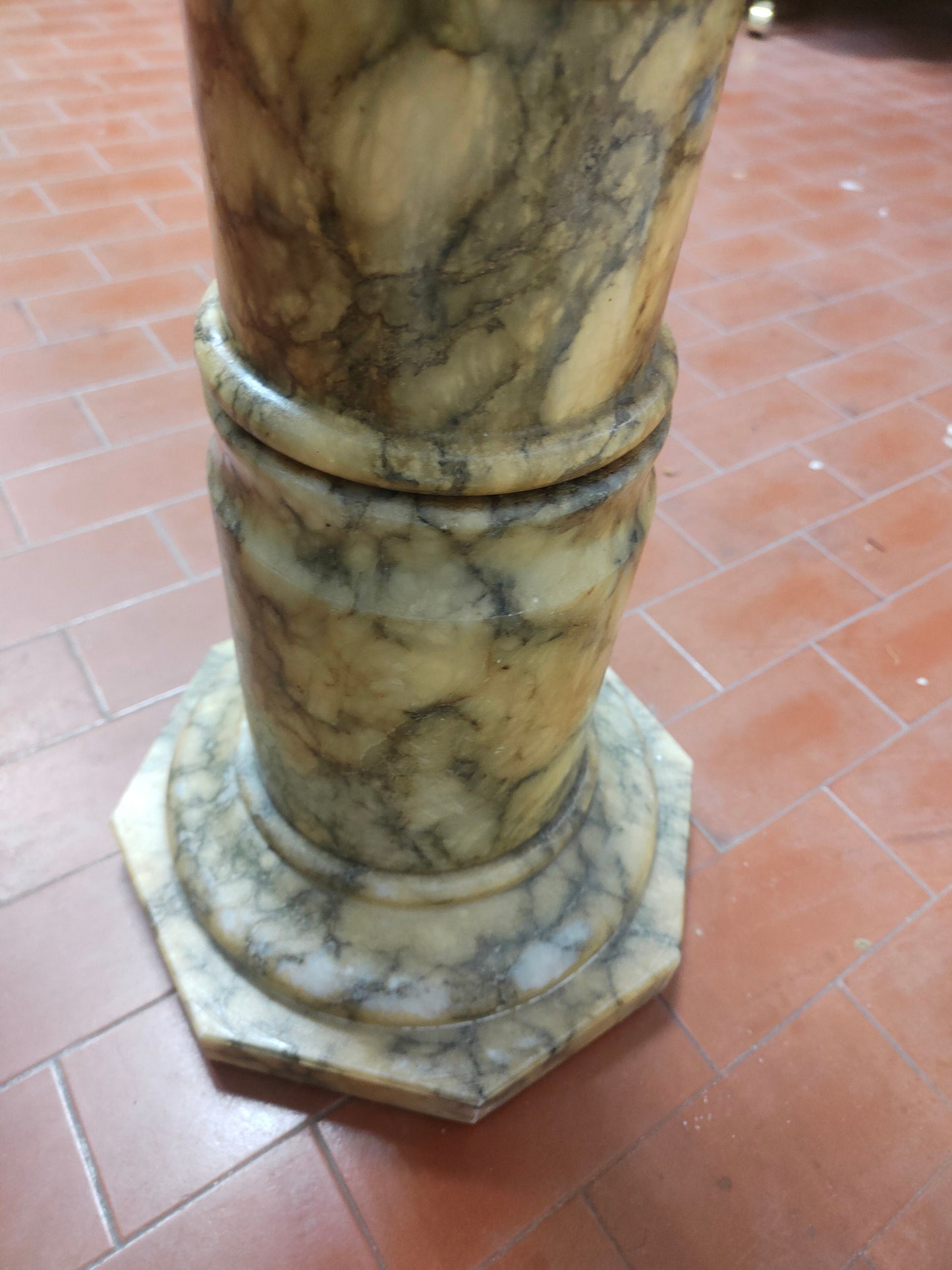 Colonna in Marmo Italiano Alta 75 cm: Eleganza e Design per Interni ed Esterni