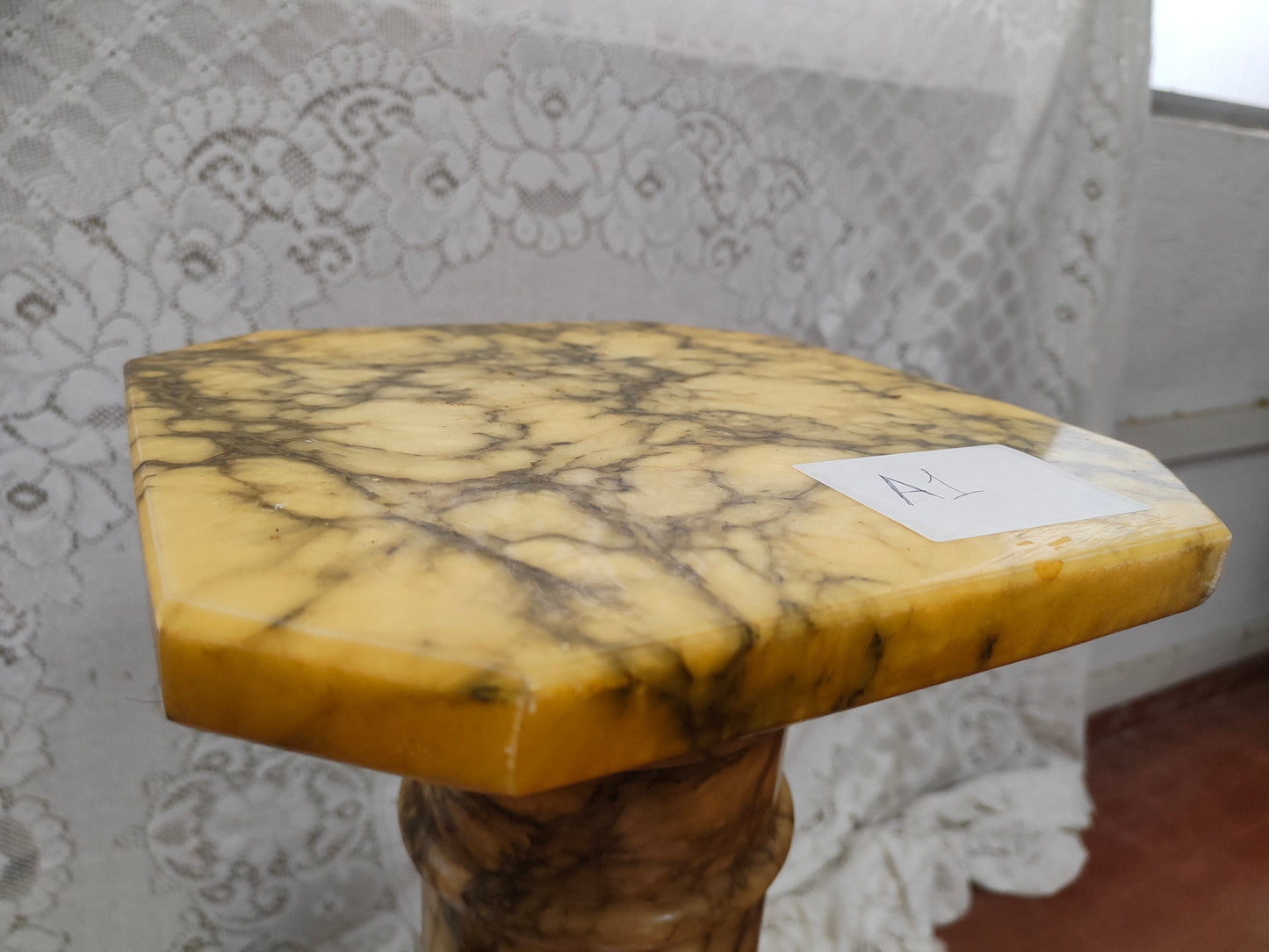 Colonna in Marmo Italiano Alta 75 cm: Eleganza e Design per Interni ed Esterni