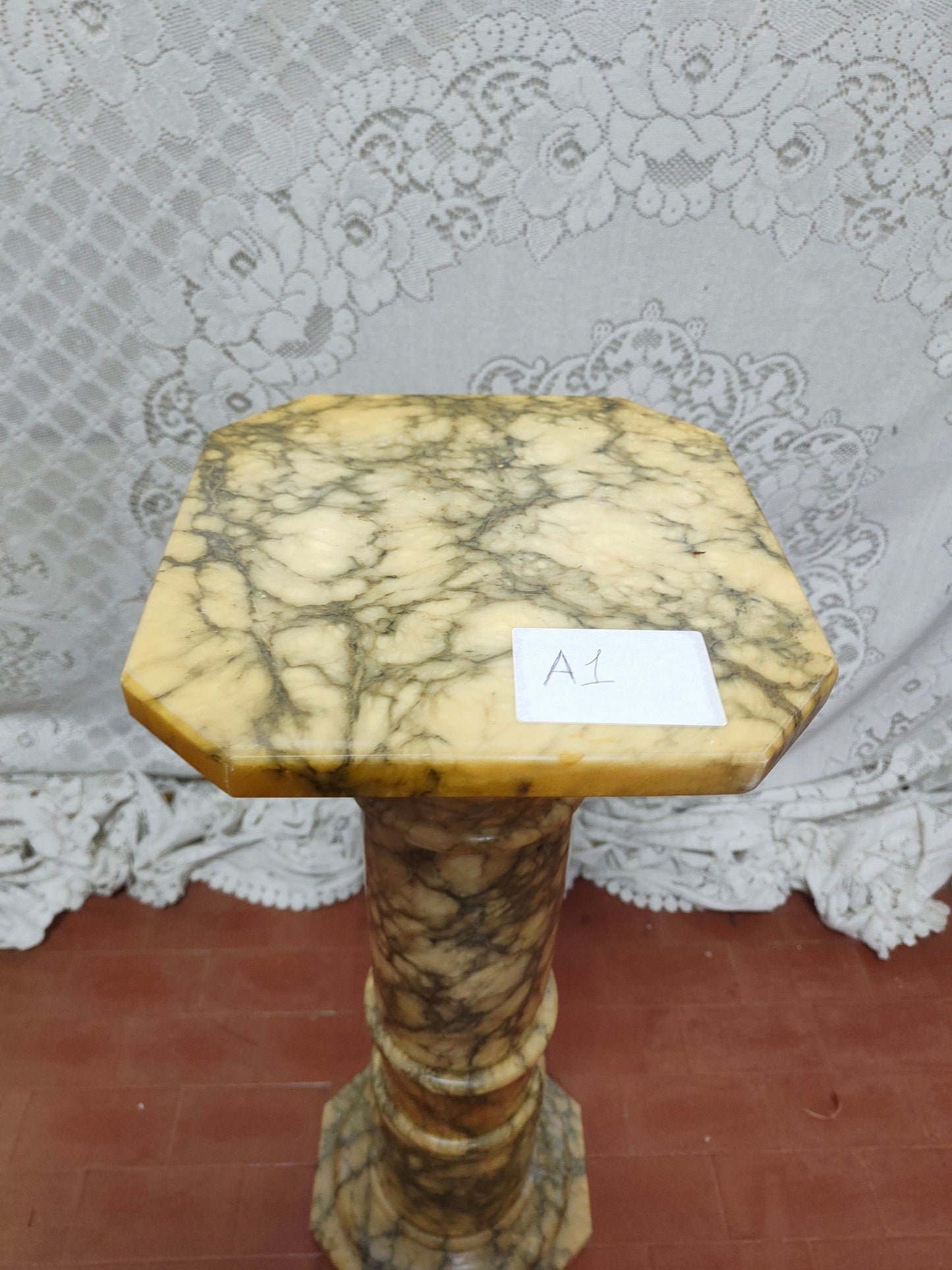 Colonna in Marmo Italiano Alta 75 cm: Eleganza e Design per Interni ed Esterni