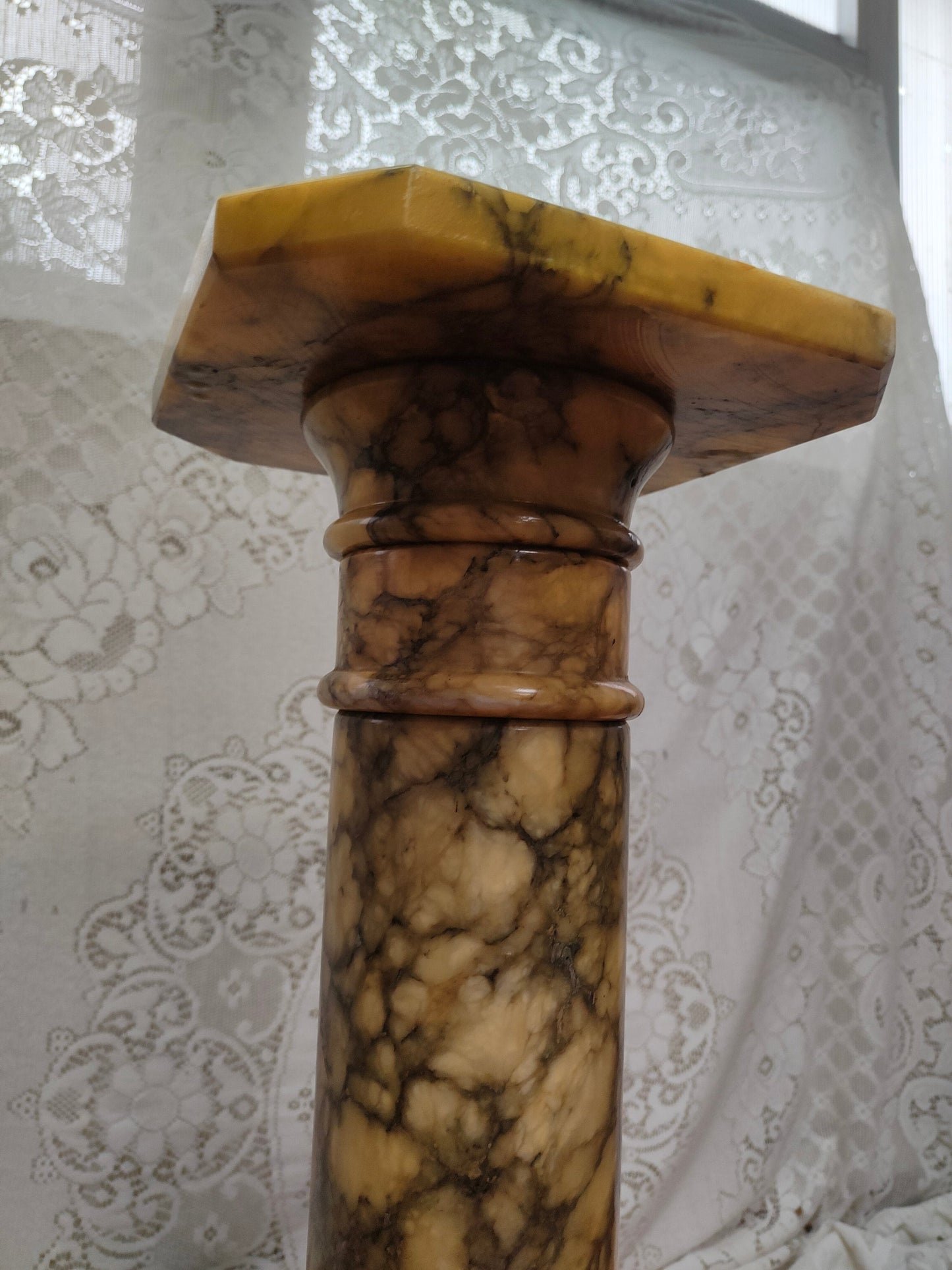 Colonna in Marmo Italiano Alta 75 cm: Eleganza e Design per Interni ed Esterni