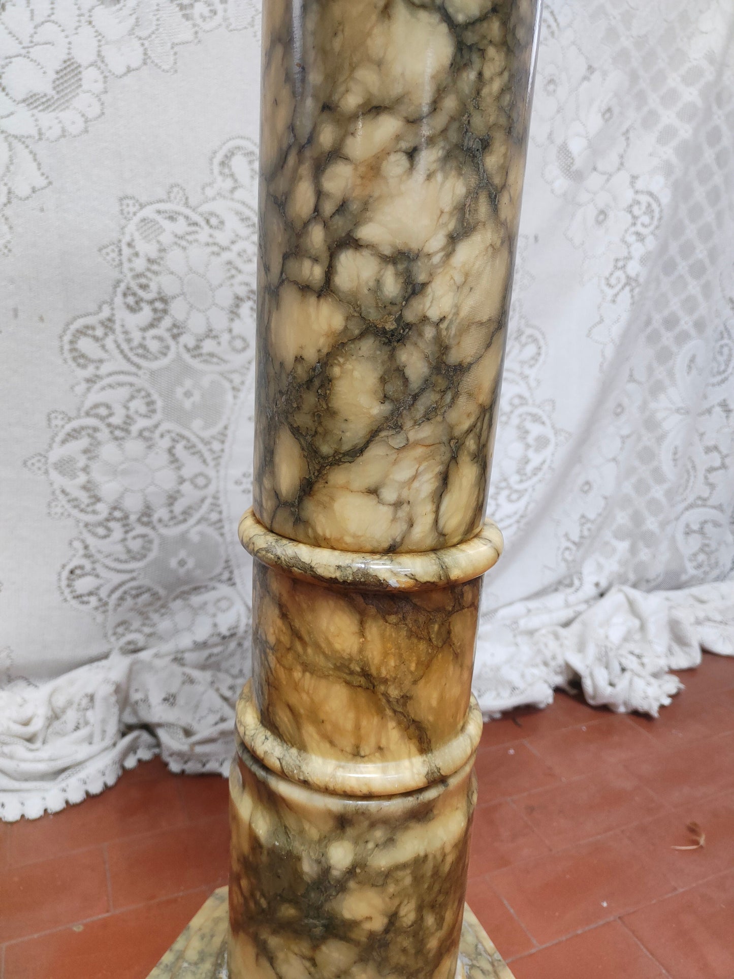 Colonna in Marmo Italiano Alta 75 cm: Eleganza e Design per Interni ed Esterni