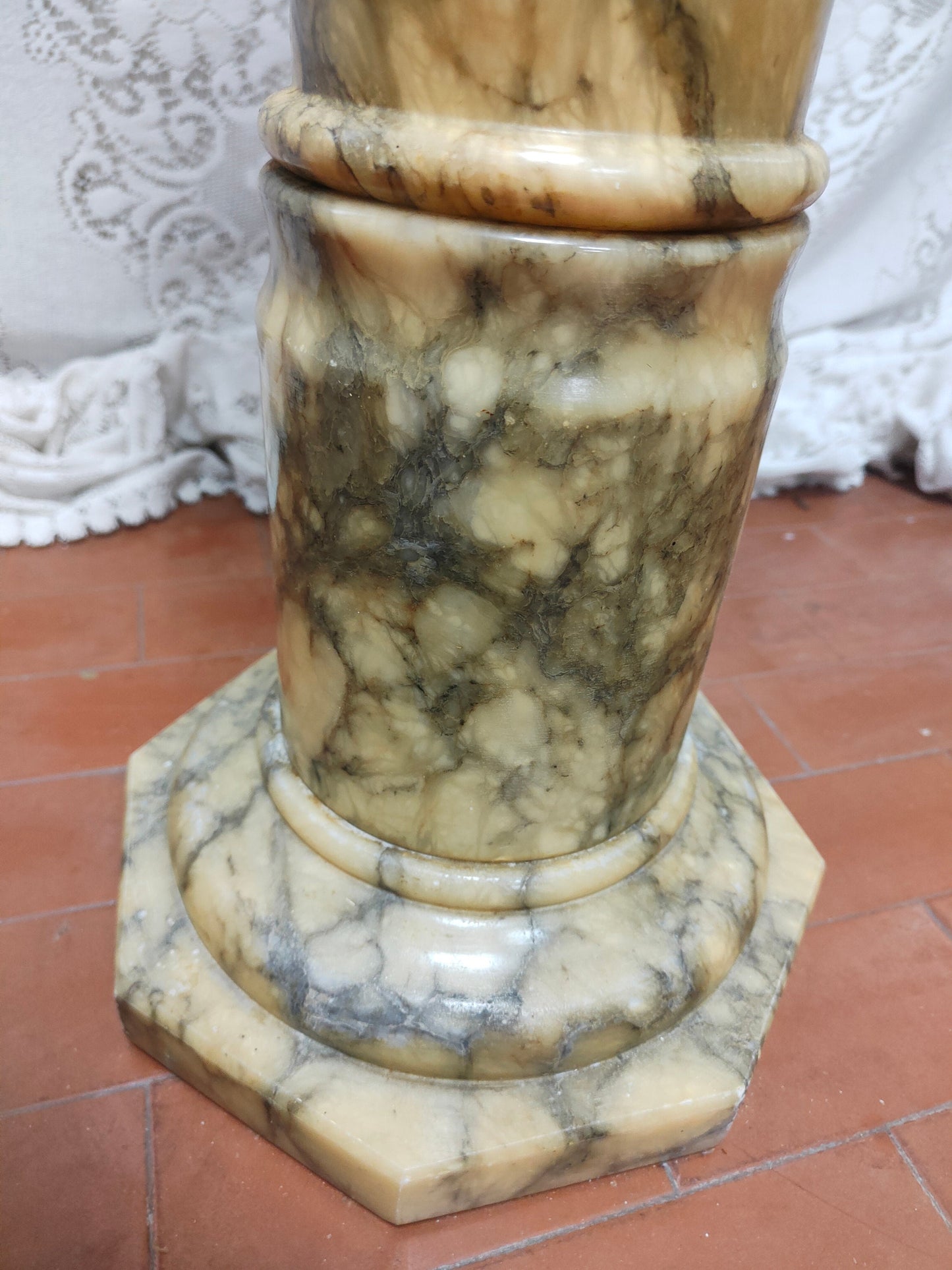 Colonna in Marmo Italiano Alta 75 cm: Eleganza e Design per Interni ed Esterni