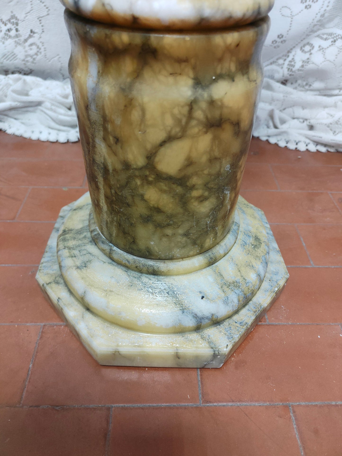 Pilastro di Pregio in Marmo Italiano: Unione di Bellezza e Funzionalità per Ambiente da 75