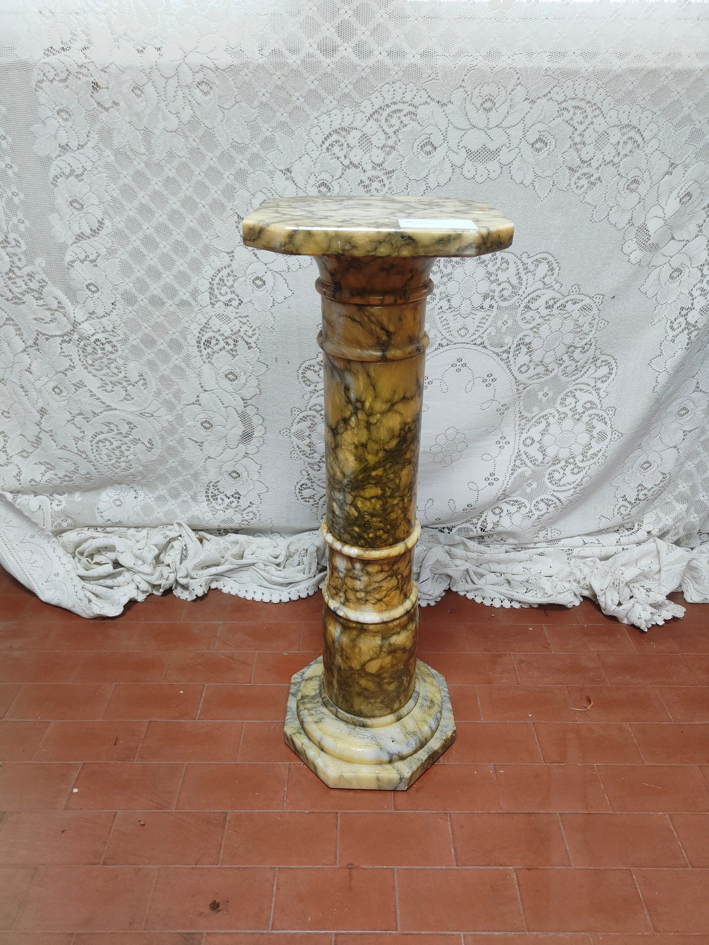 Pilastro di Pregio in Marmo Italiano: Unione di Bellezza e Funzionalità per Ambiente da 75