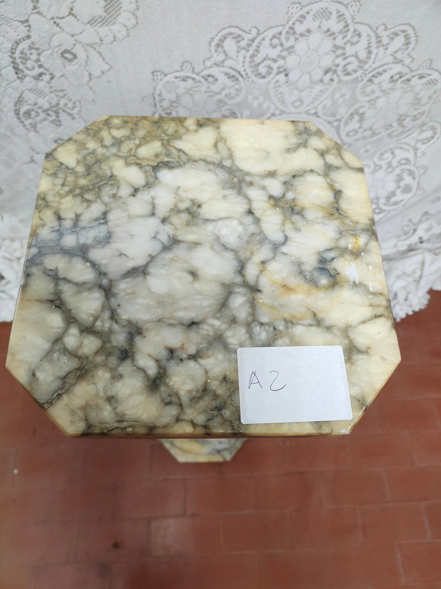 Pilastro di Pregio in Marmo Italiano: Unione di Bellezza e Funzionalità per Ambiente da 75