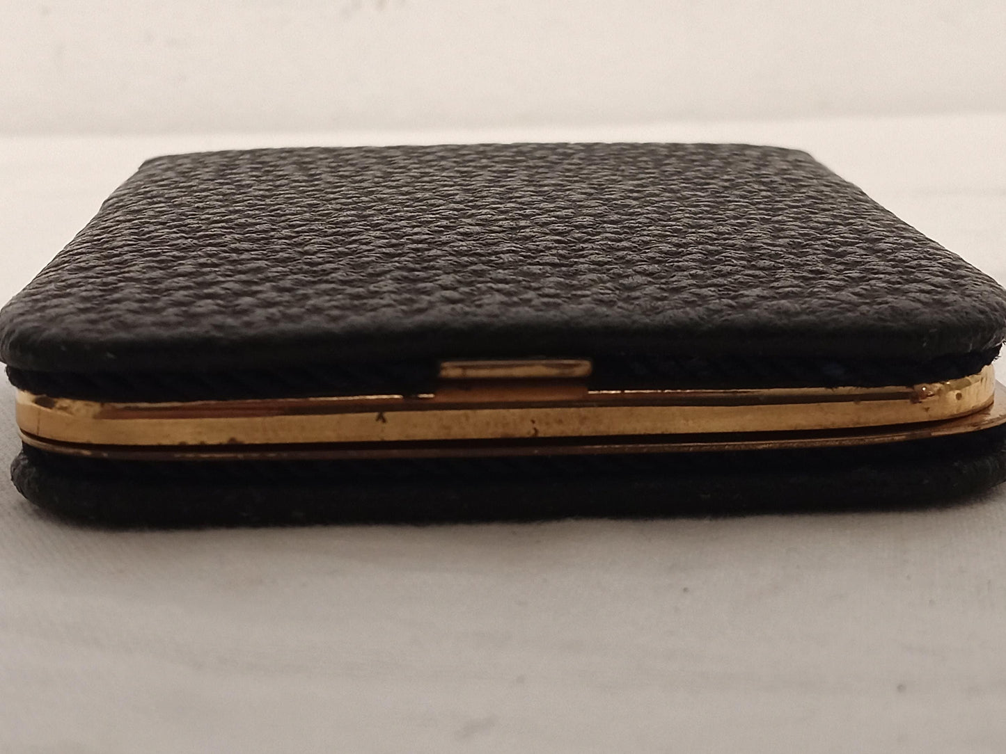 Porta sigarette vintage in pelle nera con bordi e chiusura in ottone - Anni '50/'60