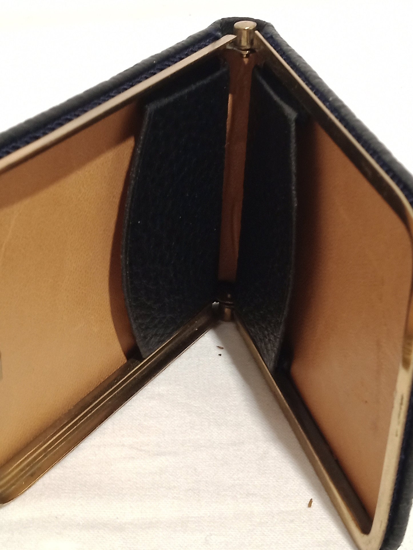 Porta sigarette vintage in pelle nera con bordi e chiusura in ottone - Anni '50/'60