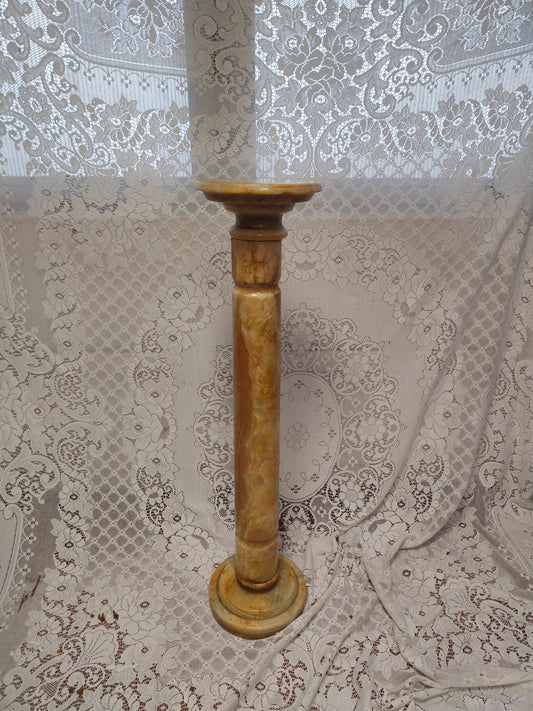 Colonna Unica in Marmo Italiano per Interni ed Esterni: Capolavoro di Eleganza e Design
