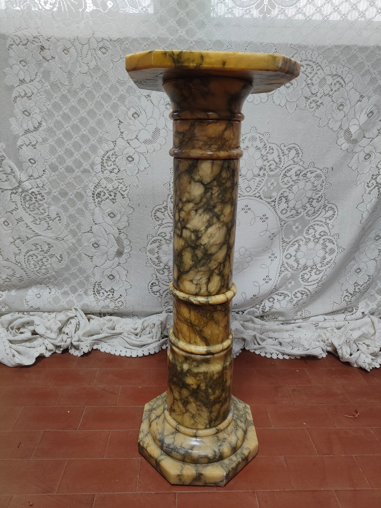 Colonna in Marmo Italiano Alta 75 cm: Eleganza e Design per Interni ed Esterni