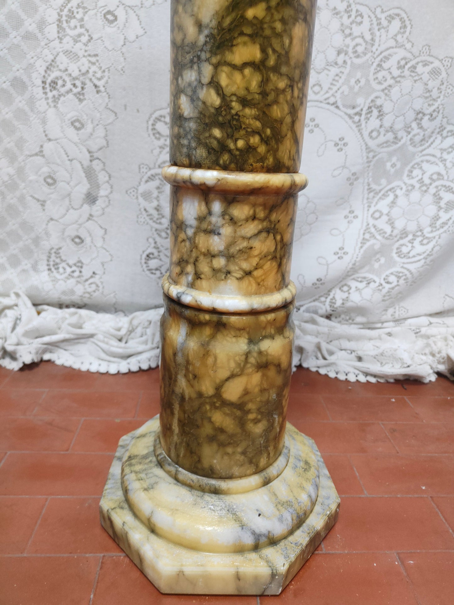 Pilastro di Pregio in Marmo Italiano: Unione di Bellezza e Funzionalità per Ambiente da 75