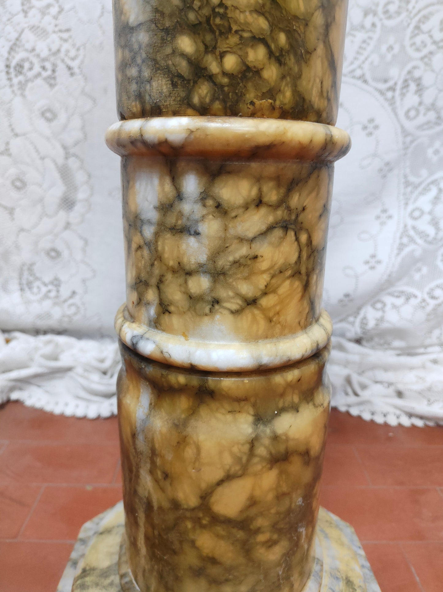 Pilastro di Pregio in Marmo Italiano: Unione di Bellezza e Funzionalità per Ambiente da 75