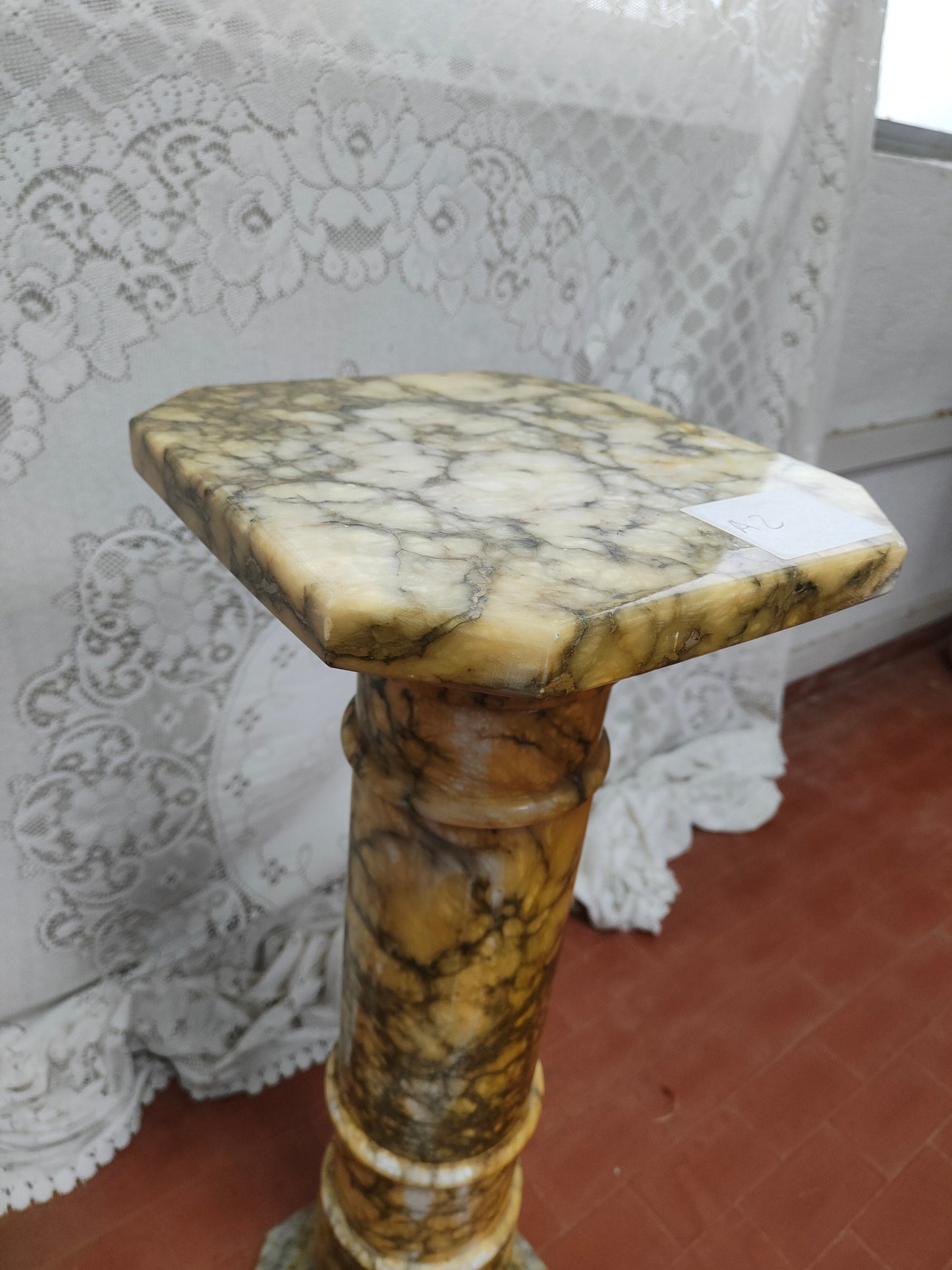 Pilastro di Pregio in Marmo Italiano: Unione di Bellezza e Funzionalità per Ambiente da 75