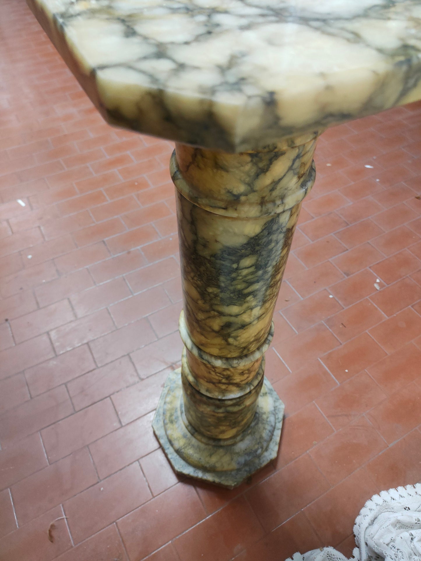 Pilastro di Pregio in Marmo Italiano: Unione di Bellezza e Funzionalità per Ambiente da 75