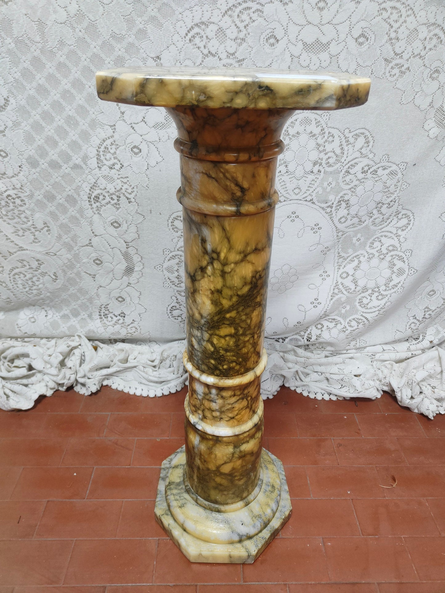 Pilastro di Pregio in Marmo Italiano: Unione di Bellezza e Funzionalità per Ambiente da 75