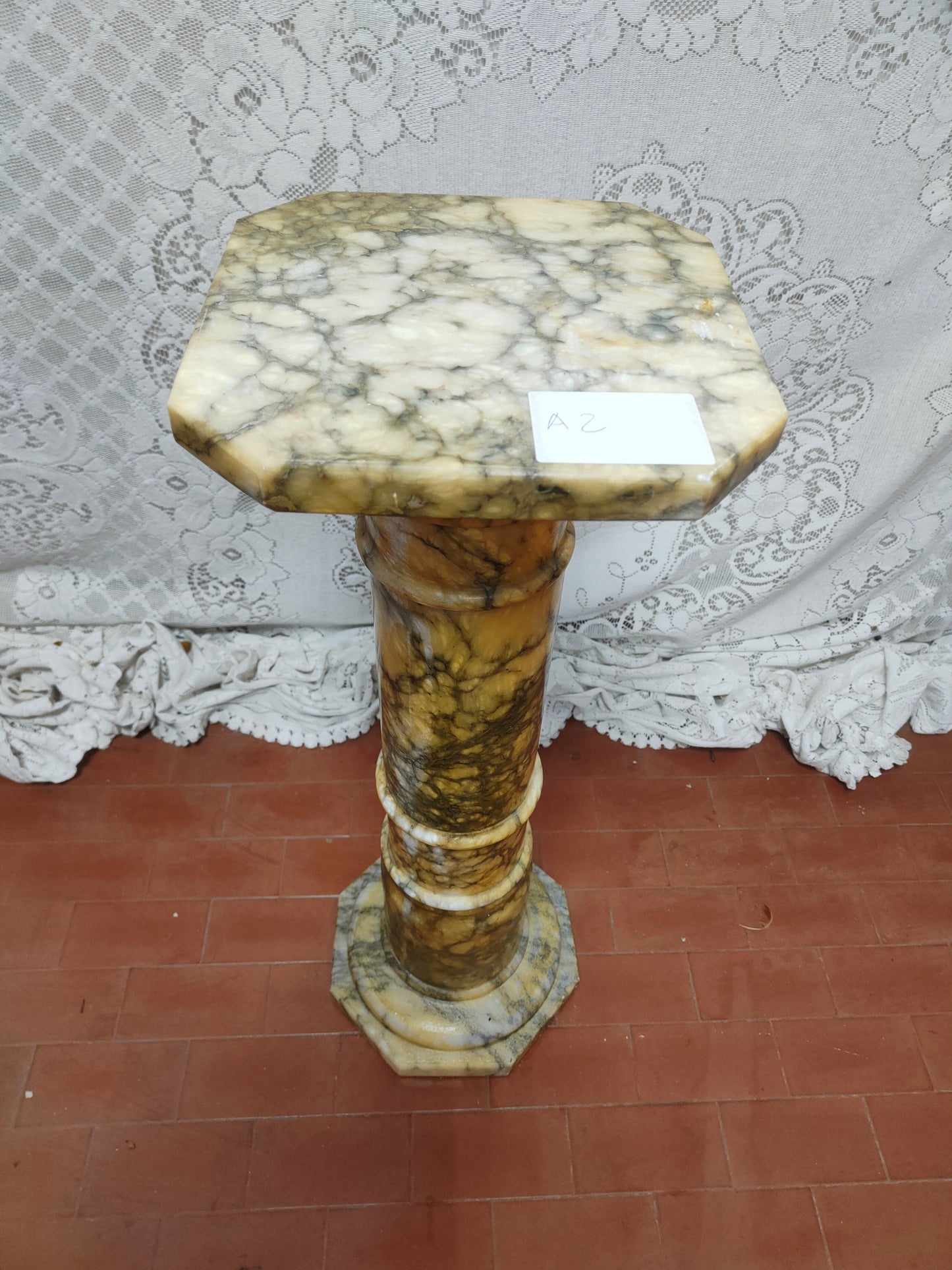 Pilastro di Pregio in Marmo Italiano: Unione di Bellezza e Funzionalità per Ambiente da 75